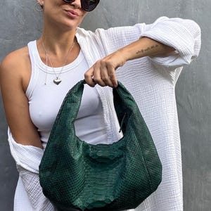 Sac Hobo Classy Sport moyen souple pour femme | Sac à main en véritable peau de python | Produits pour peau de reptile | Sac souple de créateur en cuir élégant vert foncé