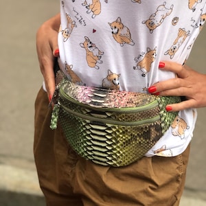 Heuptasje echt pythonhuid bronsgroen milde kleur | Leren heuptas| Heuptasje uniseks | Exotische leren tassen | Tas met slangenprint
