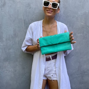 Äkta pytonhud turkos kuvertväska handgjord, elegant läderkuvertväska med fri frakt, kuvertväska i blått läder, liten kuvertväska i ormskinn