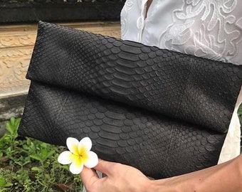 Pochette enveloppe en cuir noir |  Pochette repliable pour femme en peau de python véritable | Pochette élégante et élégante | Petit sac en peau de serpent