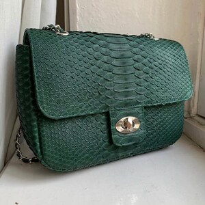 Dunkelgrüne echte Python-Haut Crossbody-Kettentasche | Leuchtende Sommertasche | Elegante Frauen Tasche | Kettenriemen Crossbody Tiefgrün edle Geldbörse