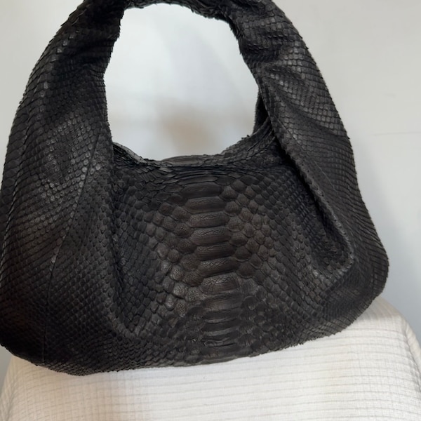 Bolso Hobo pequeño, suave y elegante para mujer, estilo deportivo, de piel auténtica de pitón/reptil, color negro. Bolso de piel suave de diseño con estampado de serpiente.