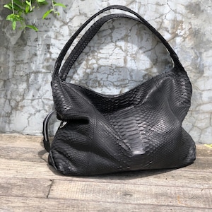 Bolso grande y suave estilo hobo deportivo elegante para mujer / Cartera de piel de pitón genuina / Productos de piel de pitón / Bolso grande y elegante de piel de serpiente de diseño negro