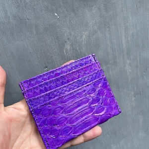 ENVÍO RÁPIDO Tarjetero de piel de pitón genuina / Tarjetero unisex de piel de serpiente violeta pequeña / Idea de regalo de cuero exótico