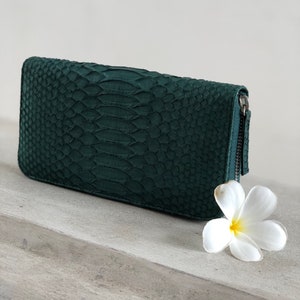 以下が含まれることがあります： ジッパー留めのダークグリーンのヘビ革財布