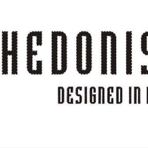 Puede incluir: Logotipo en blanco y negro con el texto "# HEDONIST DESIGNED IN BALI"
