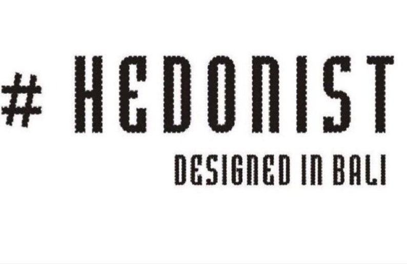 Puede incluir: Logotipo en blanco y negro con el texto "# HEDONIST DESIGNED IN BALI"