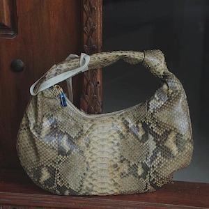 Bolso pequeño y suave estilo hobo deportivo elegante para mujer / Cartera de piel de pitón genuina / Productos de piel de reptil / Bolso elegante de cuero color crema con nudo de diseño de serpiente