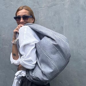 Bolso grande y suave estilo hobo deportivo elegante para mujer / Cartera de piel de pitón genuina / Productos de piel de pitón / Bolso grande y elegante de piel de serpiente de diseño gris