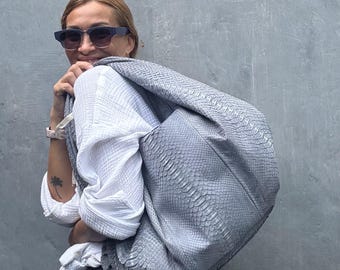 Bolso Hobo grande y suave para mujer, elegante y deportivo, de piel auténtica de pitón. Productos de piel de pitón. Bolso de piel gris, grande y elegante, de diseño, suave y con textura de serpiente.