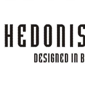 K&ouml;nnte beinhalten: Schwarzer Text auf wei&szlig;em Hintergrund: "# HEDONIST DESIGNED IN BALI". Das Wort "HEDONIST" ist in einer fetten, stilisierten Schriftart. Der Text ist wahrscheinlich f&uuml;r eine Marke oder ein Produkt.