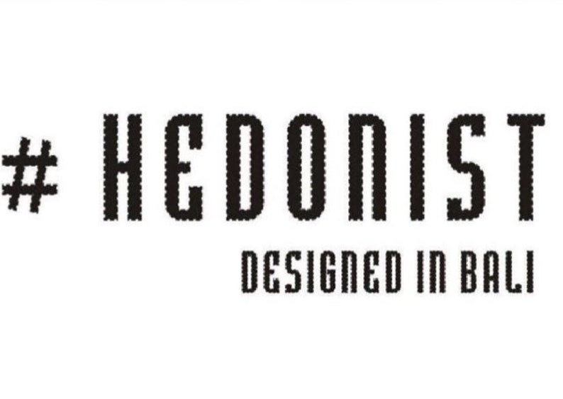 K&ouml;nnte beinhalten: Schwarzer Text auf wei&szlig;em Hintergrund: "# HEDONIST DESIGNED IN BALI". Das Wort "HEDONIST" ist in einer fetten, stilisierten Schriftart. Der Text ist wahrscheinlich f&uuml;r eine Marke oder ein Produkt.