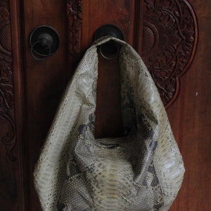 Borsa da donna sportiva di classe grande morbida Hobo / borsetta in vera pelle di pitone / prodotti in pelle di pitone / borsa morbida di design in pelle beige grande serpente immagine 6