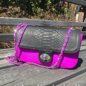 Echte Python-Haut Crossbody-Kettentasche | Leuchtende Sommertasche | Elegante Frauen Tasche | Kettenriemen Crossbody Schwarz und Fuchsia edel Geldbörse