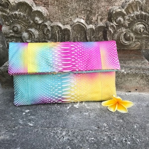 Bolso de mano tipo sobre de piel de pitón auténtica multicolor con diseño de arcoíris/ Monedero plegable de verano para mujer/ Elegante bolso de mano con clase/ Bolso pequeño de piel de serpiente
