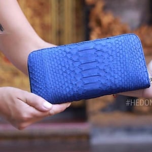 Cartera clásica de piel de pitón auténtica azul, cartera para mujer y hombre, cartera unisex azul de piel de pitón, cartera de diseño hecha a mano de pitón azul.