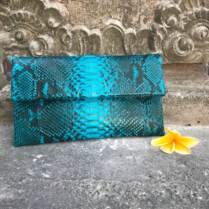 Bolso de mano tipo sobre de piel de pitón auténtica con estampado de serpiente azul turquesa/ Monedero plegable de verano para mujer/ Elegante bolso de mano con clase/ Bolso pequeño de piel de serpiente