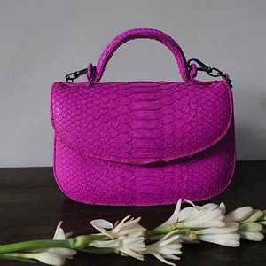 Borsa a tracolla rosa shocking con manico superiore in vera pelle di pitone / Borse in pelle esotica / Borsa con stampa serpente / Borsa firmata fatta a mano / Regalo per lei