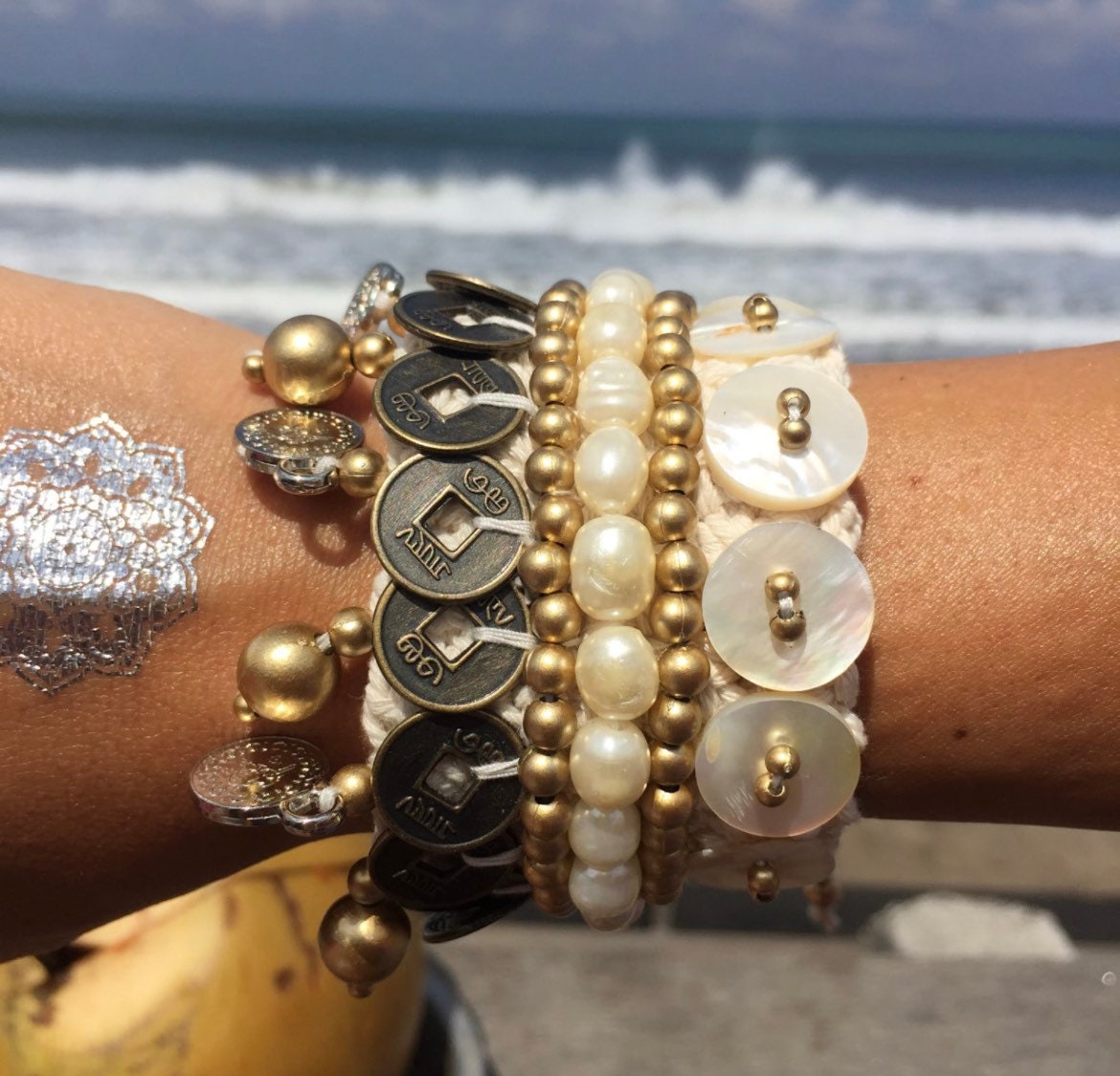 SALE【AMI】オープンカフ ポリッシュブレスレット Boho Hippie Coachella Pearl Chinese Coin Bracelet | Macrame