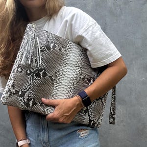 Oryginalna torba na laptopa ze skóry pytona w kolorze żółtym | skórzana torebka na komputer | egzotyczne skórzane akcesoria | designerskie etui na gadżety | torba na laptopa w stylu węża