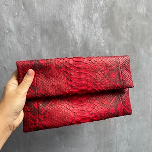 Bolso de mano rojo tipo sobre de piel de pitón auténtica / Bolsos de piel exótica / Bolso de mano pequeño y elegante hecho a mano / Bolso de mano de noche elegante y plano para mujer / Bolso de serpiente