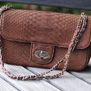 Braune echte Pythonleder Crossbody Kettentasche | Leuchtende Sommertasche | Elegante Frauen Tasche | Kettenriemen Crossbody Schokobraun edle Geldbörse