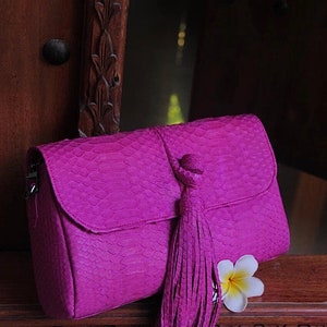 Cartera de piel de pitón auténtica con borlas / cartera de mujer / bolsos de piel exótica / cartera de noche rosa fuerte / bolso bandolera de diseñador hecho a mano