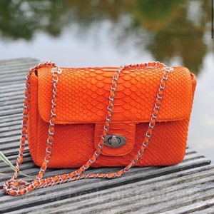 Maxi axelväska i äkta pytonhud, orange sommarväska med stor kedja, elegant och stilren axelväska i äkta läder sommar | ormskinn