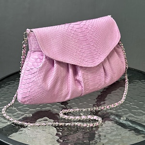 Oryginalna torebka na ramię z łańcuszkiem ze skóry węża | duża różowa kopertówka | egzotyczne skórzane torby | elegancka designerska torebka na ramię | formalna kopertówka ze skóry węża