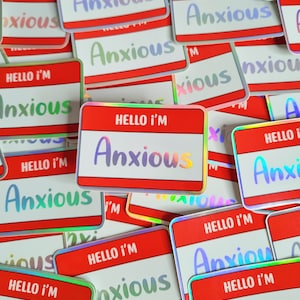 Porte-nom holographique « Hello I'm Anxious » autocollant