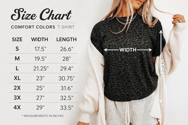 K&ouml;nnte beinhalten: Gr&ouml;&szlig;entabelle f&uuml;r Comfort Colors T-Shirts, mit Ma&szlig;en in Zoll. Die Tabelle enth&auml;lt die Gr&ouml;&szlig;en S bis 4XL und gibt Breite und L&auml;nge an. Eine Frau tr&auml;gt ein dunkelgraues T-Shirt mit Leopardenmuster.
