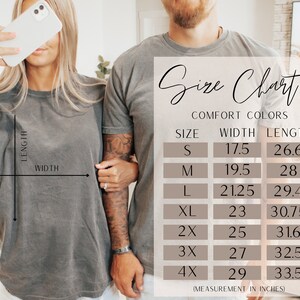Pode incluir: Tabela de tamanhos para t-shirts de cores confort&aacute;veis, mostrando as medidas de largura e comprimento em polegadas para os tamanhos S a 4X.