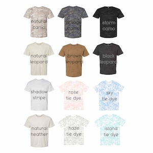 K&ouml;nnte beinhalten: Eine Sammlung von T-Shirts mit kurzen &Auml;rmeln in verschiedenen Farben und Mustern. Designs umfassen Camouflage, Leopardenmuster, Tie-Dye und Streifen. Jedes Shirt hat eine einzigartige Farbe und den Namen des Designs aufgedruckt.