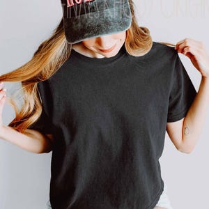 Comfort Colors Cropped T-Shirt, Garment-Dyed Soft Cotton Boxy Crop Tee 3023 Black