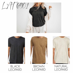 K&ouml;nnte beinhalten: Drei T-Shirts mit Leopardenmuster in Schwarz, Braun und Naturfarben. Das Bild zeigt eine Person, die ein schwarzes Leopardenmuster-Shirt tr&auml;gt, sowie die W&ouml;rter "BLACK LEOPARD", "BROWN LEOPARD" und "NATURAL LEOPARD". Der Text "LAT 6901" ist ebenfalls sichtbar.