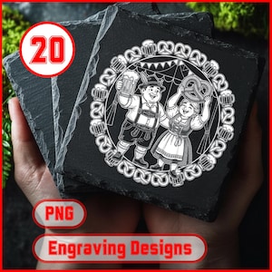 Könnte beinhalten: Ein Stapel quadratischer, schwarzer Schieferuntersetzer. Ein Untersetzer zeigt eine weiße Illustration eines Mannes und einer Frau in traditioneller deutscher Tracht, die einen Bierkrug und eine Brezel halten. Der Text "Engraving Designs" und "PNG" ist ebenfalls enthalten.