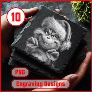 Puede incluir: Una pila de cuatro posavasos cuadrados de pizarra negra. Cada posavasos presenta una ilustración detallada en escala de grises de un personaje parecido al Grinch con un gorro de Papá Noel. El texto "Engraving Designs" es visible.