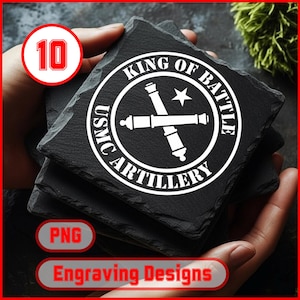 以下が含まれることがあります： 4つの正方形の黒いスレートコースターのスタック。各コースターには、白い円形のデザインがあり、「KING OF BATTLE」と「USMC ARTILLERY」の文字が交差した大砲のグラフィックを囲んでいます。「10」の数字が赤い円の中にあります。「PNG」と「Engraving Designs」の文字も表示されています。