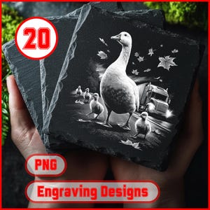 Puede incluir: Un juego de tres posavasos de pizarra negra con un diseño grabado. El diseño presenta un ganso con gansitos, un camión y hojas cayendo. Los posavasos son cuadrados y tienen un borde natural y texturizado. La imagen también incluye el texto "Engraving Designs".