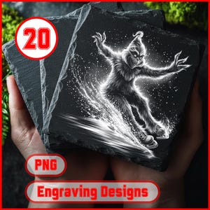 Puede incluir: Tres posavasos cuadrados de pizarra con una ilustración en escala de grises de un personaje de Grinch patinando sobre hielo. Los posavasos tienen una textura rugosa. El texto "20", "PNG" y "Engraving Designs" está incluido.