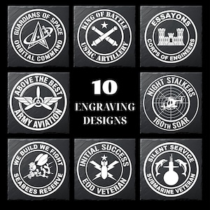 以下が含まれることがあります： 「Guardians of Space」、「King of Battle」、「Night Stalkers」など、白い軍事デザインが刻まれた9つの正方形のスレートコースター。「10 Engraving Designs」の文字が白で中央に配置されています。