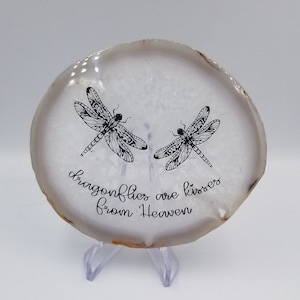 Puede incluir: Rebanada de ágata blanca con dos ilustraciones de libélulas negras y el texto "dragonflies are kisses from Heaven".