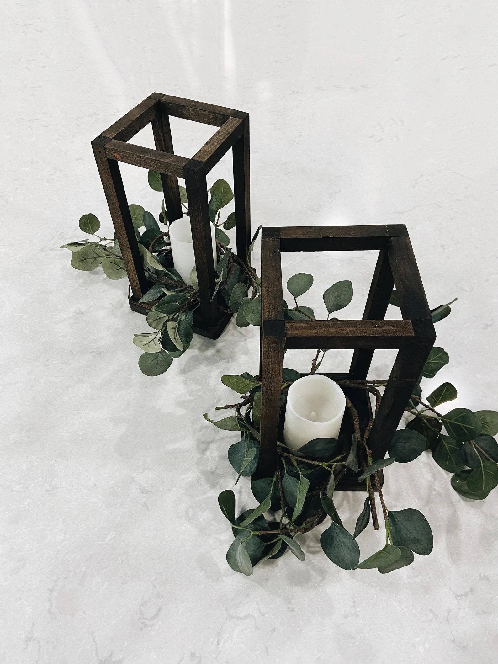 SWALLOWLIVING Set Di 2 Lanterne In Legno Con Fiori Artificiali - Per Candele A Colonna - Marrone - Decorazione Da Interno/Esterno Per Matrimoni, Camino, Tavolo - 4