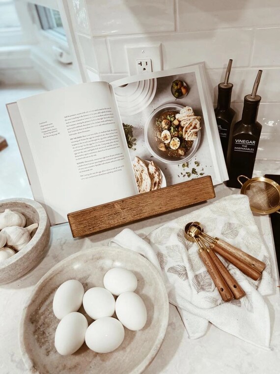 PUERSI Support de Livre de Cuisine, Porte-Livre de Cuisine en Bois Artisanal, Porte-Livre de Recette pour Présentoir, Support de Livre de Recette pour Cuisine, Cuisine de Ferme, Comptoir de Cuisine PUERSI Support de Livre de Cuisine, Porte-Livre de Cuisine en Bois Artisanal, Porte-Livre de Recette pour Présentoir, Support de Livre de Recette pour Cuisine, Cuisine de Ferme, Comptoir de Cuisine
