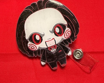 Portabadge retrattile Billy the Puppet / Portabadge retrattile S@w Horror / Regalo per infermieri / Operatori sanitari / Clip per badge di Halloween / Regalo per appassionati di horror