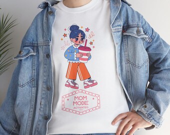 Camiseta "Modo Mamá" / Camiseta con un lindo personaje de mamá sosteniendo café y bocadillos