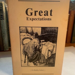 Peut inclure: Une couverture de livre vintage avec une illustration en noir et blanc d'une femme assise à une table. Le titre du livre est "Great Expectations" de Kathy Acker.