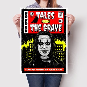 Può includere: Un'illustrazione di copertina di fumetto vintage con un uomo con trucco nero e un sorriso sinistro. La copertina è rossa e gialla con il titolo "Tales From The Grave" e il testo "Vengeance Arrives On Devils Night".