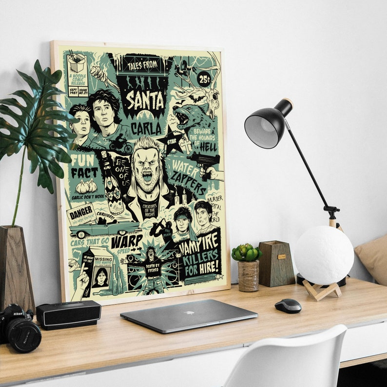 Puede incluir: Un p&oacute;ster ilustrado verde y blanco con el texto "Tales from Santa" y "Carla" en un estilo vintage. El p&oacute;ster presenta una variedad de ilustraciones, incluyendo un hombre lobo, un vampiro, un monstruo y un coche. El p&oacute;ster tambi&eacute;n incluye el texto "Fun Fact", "Danger", "Cars that go Warp Speed", "Water Zappers", "Vampire Killers for Hire!" y "Beware the Hounds of Hell".