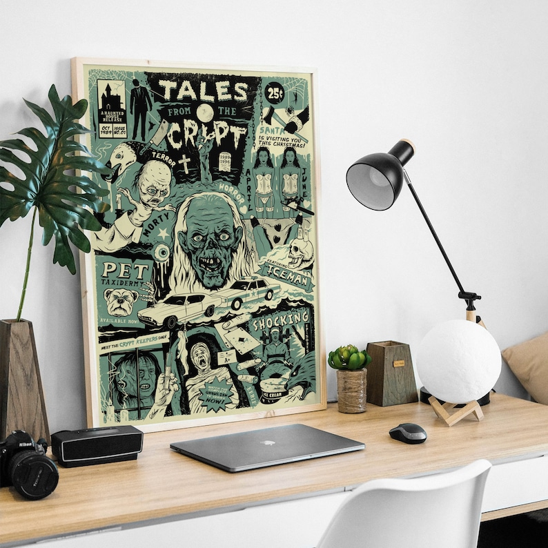 K&ouml;nnte beinhalten: Ein Vintage-Poster in Gr&uuml;n- und Wei&szlig;t&ouml;nen mit dem Text "Tales from the Crypt" und Illustrationen eines Monsters, eines Autos und eines ausgestopften Haustiers. Das Poster hat einen Preis von 25 Cent in der oberen rechten Ecke.